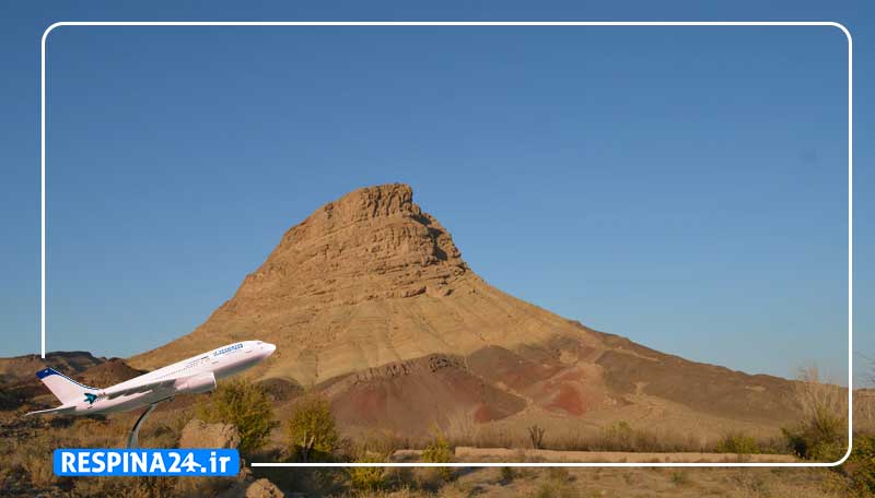 نمایی از طبیعت شهر اصفهان شامل یک کوه بزرگ همراه با یک هواپیما که در حال پرواز است